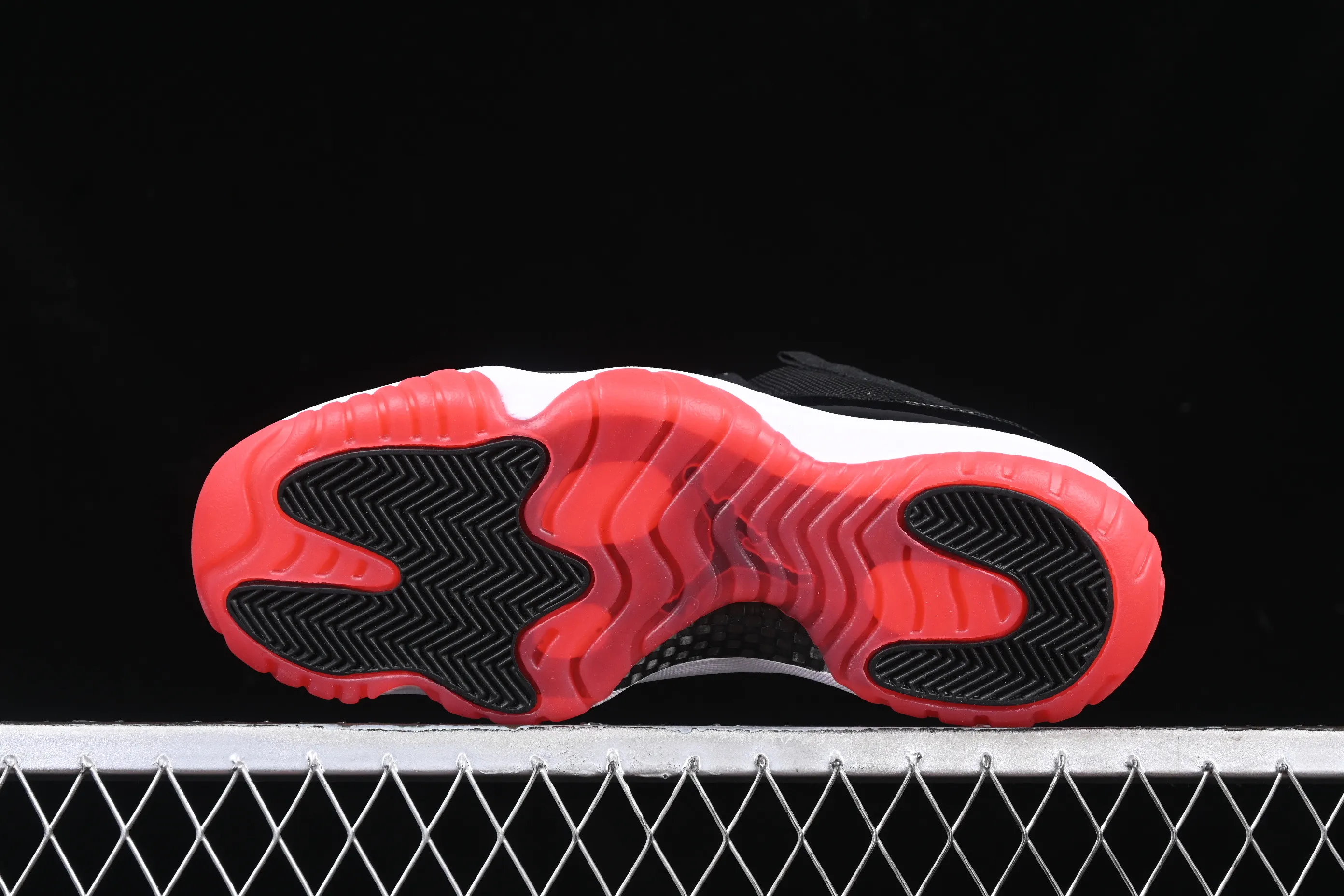 All categories Air Jordan Jordan series basketball shoes Air Jordan 11 F version Air Jordan 11 Low Bred AJ11 Joe 11 patent leather new black and red genuine standard genuine carbon low-top basketball shoes FV5104-006